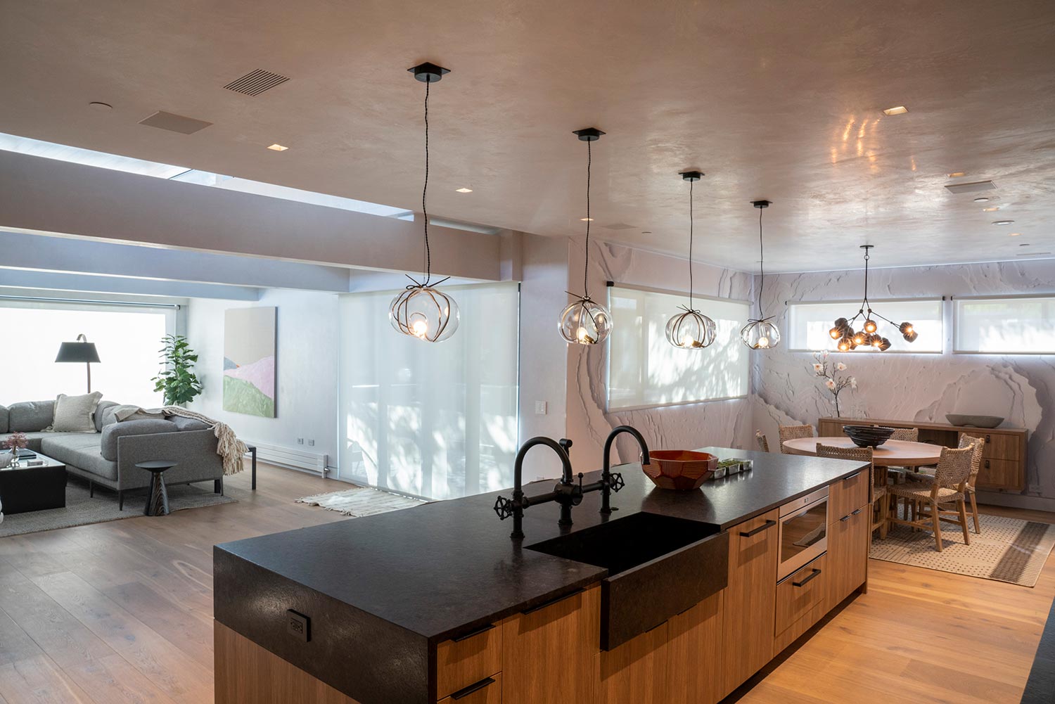 Linear pendants and downlights